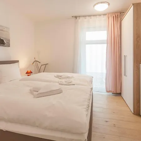 Ostseebad, Sellin, Ruegen, Ferienwohnung, Villa Louisa アパート ゼリン